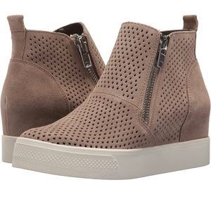 Steve Madden Wedgie Taupe suede size 7